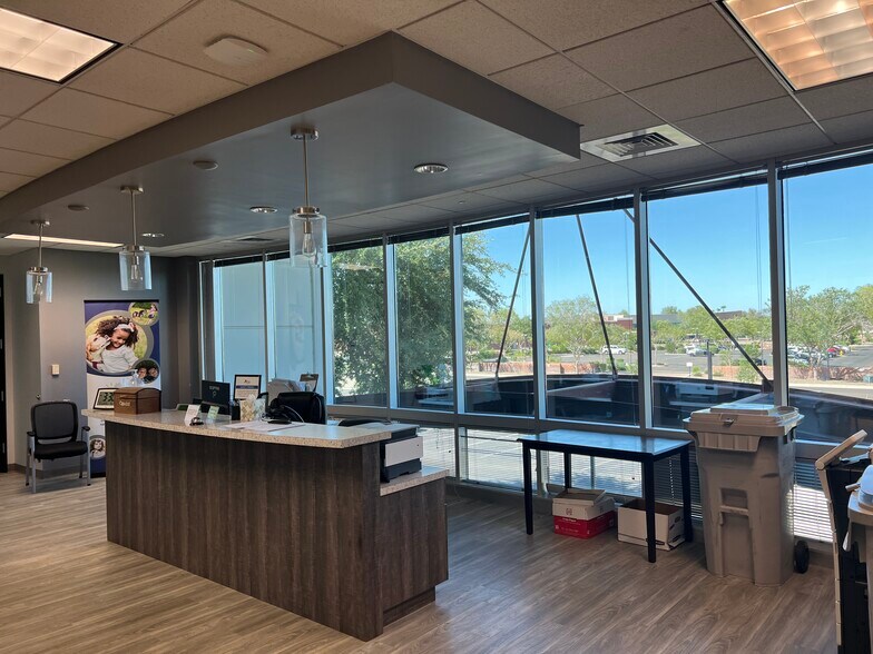 More Photos Of 5701 W Talavi Blvd, Glendale Office For Lease