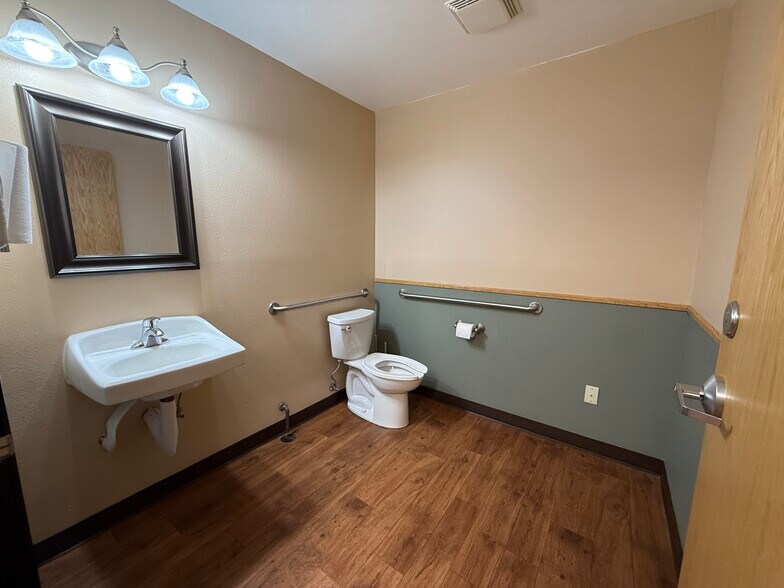 More Photos Of 5293 NE Elam Young Pky, Hillsboro Showroom For Sale