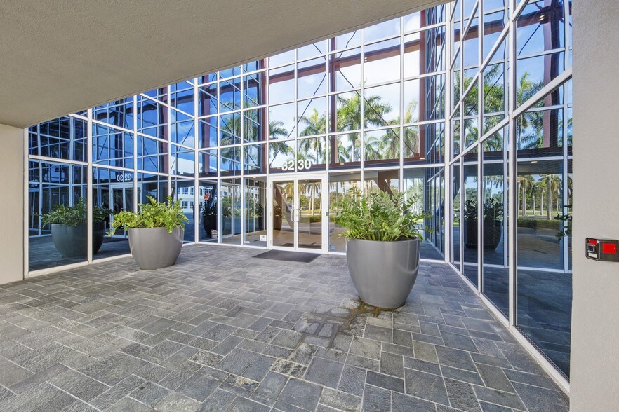 More Photos Of 3250 W Commercial Blvd, Fort Lauderdale Office For Lease