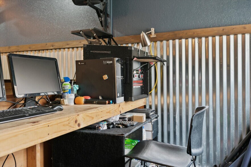 More Photos Of 322 N Pennsylvania Ave, Lawson Bar For Sale