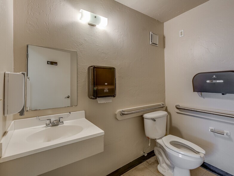 More Photos Of 430 N Berry Rd, Norman Medical For Sale