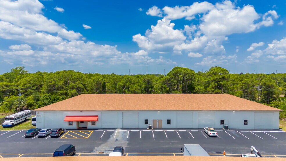 More Photos Of 1013 SE Holbrook Ct, Port Saint Lucie Warehouse For Sale