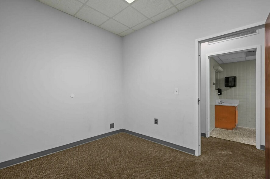 More Photos Of 2909 Market St, Wilmington Office For Sale
