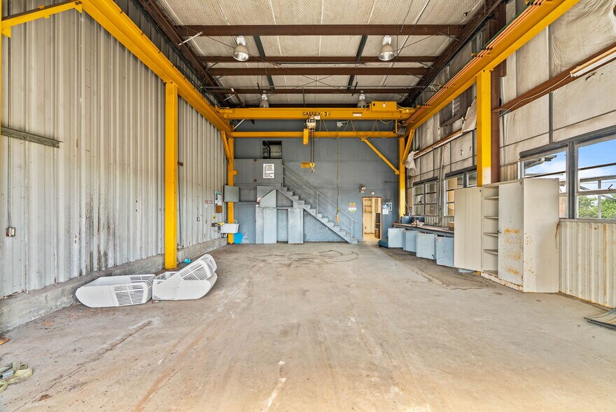 More Photos Of 3806 E Rio Grande St, Victoria Warehouse For Sale