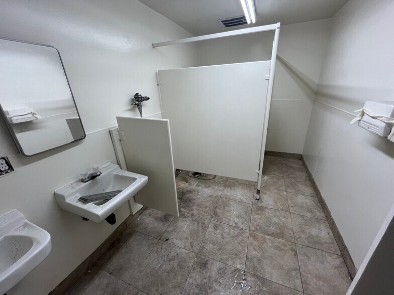 More Photos Of 537 E Gardena Blvd, Carson Manufacturing For Lease