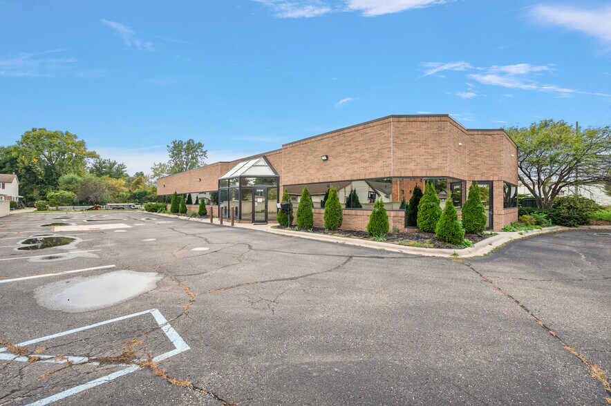 More Photos Of 33830 Harper Ave, Clinton Township Medical For Lease