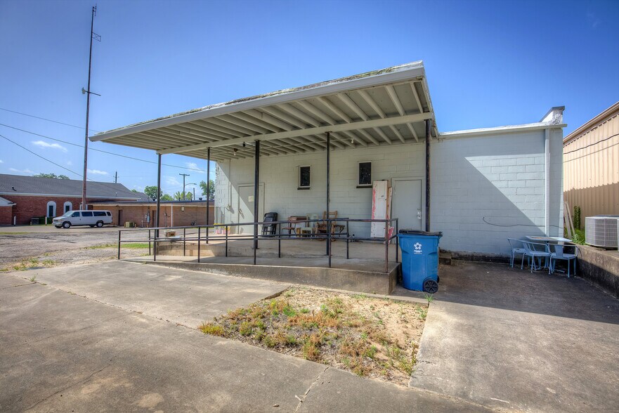 More Photos Of 107 E Locust, Winnsboro Office For Sale