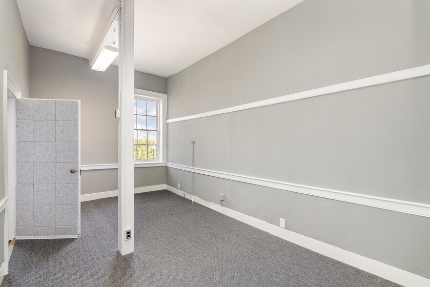 More Photos Of 826 Caroline St, Fredericksburg Storefront Retail Office For Lease