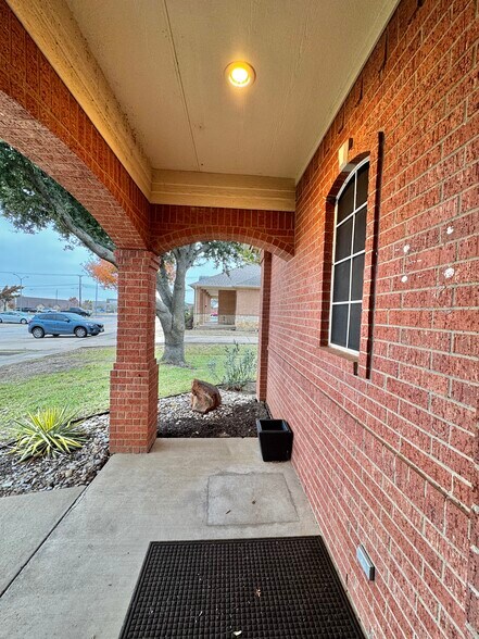 More Photos Of 702 Hunters Row Ct, Mansfield Office For Lease