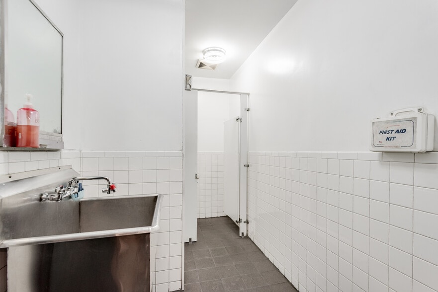 More Photos Of 305 Kent Ave, Brooklyn Warehouse For Lease