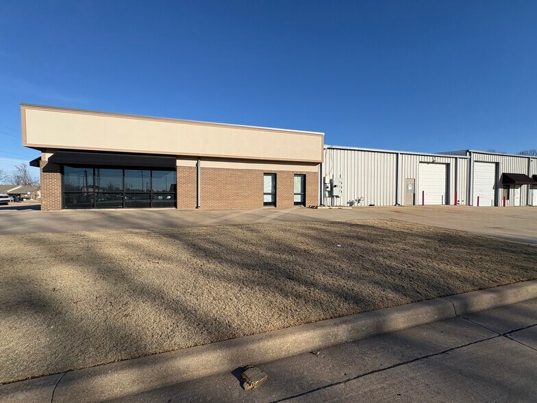 More Photos Of 8240 E 111th St, Bixby Light Distribution For Lease