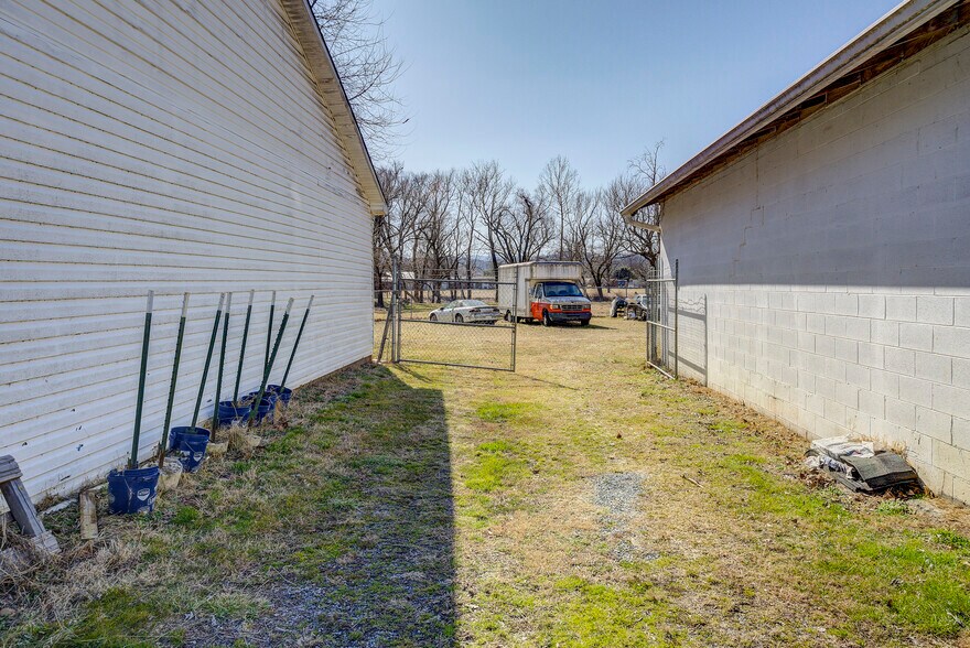 More Photos Of 217 Lovers Ln, Elizabethton Flex For Sale