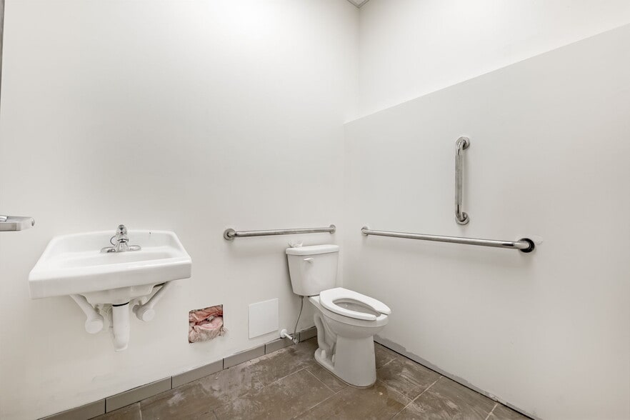 More Photos Of 9430 University City Blvd, Charlotte Freestanding For Lease