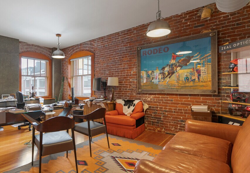 More Photos Of 1325 NW Flanders St, Portland Office For Sale