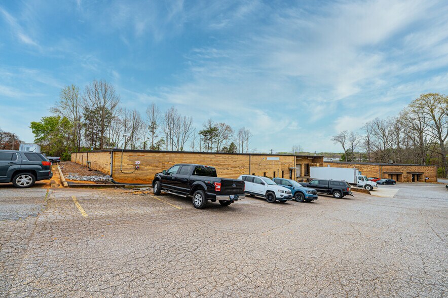 More Photos Of 3340 20th Ave SE, Newton Unknown For Lease