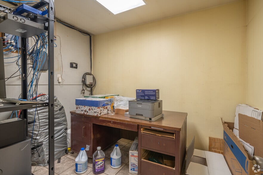 More Photos Of 909 Marcella St, Houston Warehouse For Sale