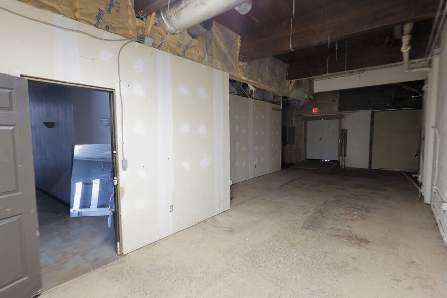 More Photos Of 2110 W Cameron St, Eau Claire Storefront For Sale