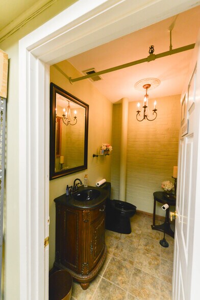 More Photos Of 2734 Lasalle St, Saint Louis Showroom For Sale