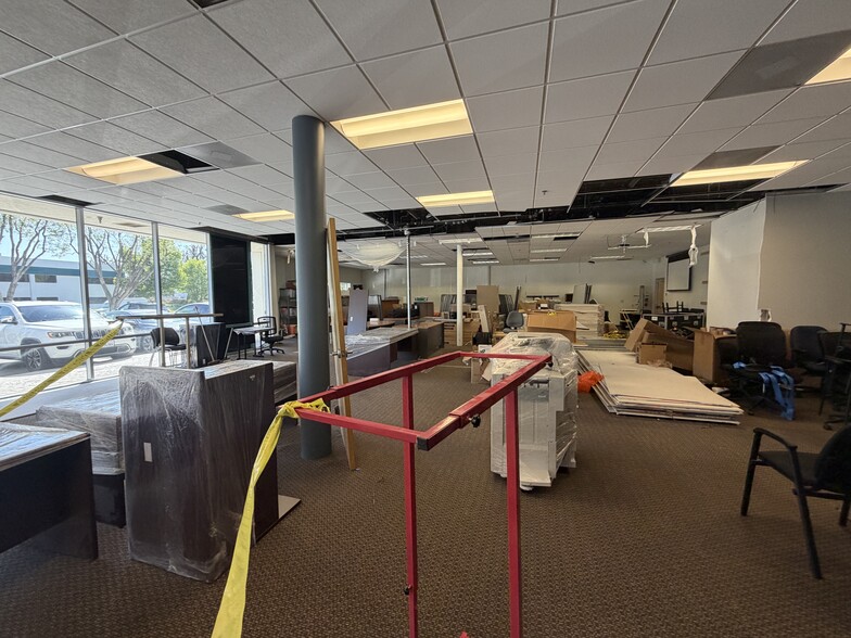 More Photos Of 28159 Avenue Stanford, Valencia Light Distribution For Lease