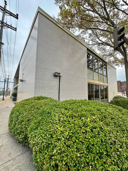 More Photos Of 8 Lester St, Martinsville General Retail For Sale