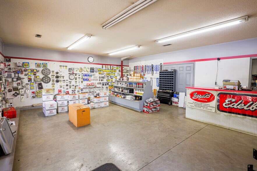 More Photos Of 1111 Mount Tabor Rd, Hartselle Showroom For Sale