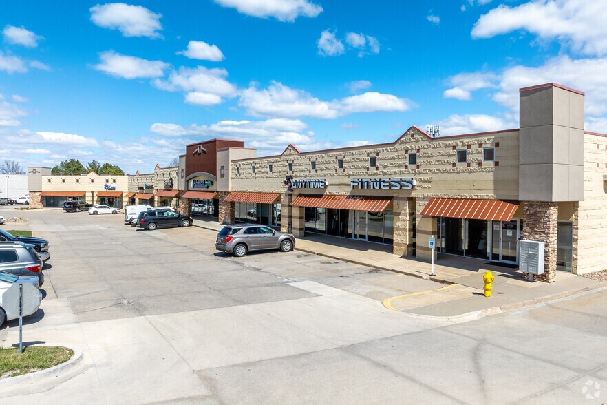 Primary Photo Of 8401-8475 Hickman Rd, Urbandale Storefront For Lease