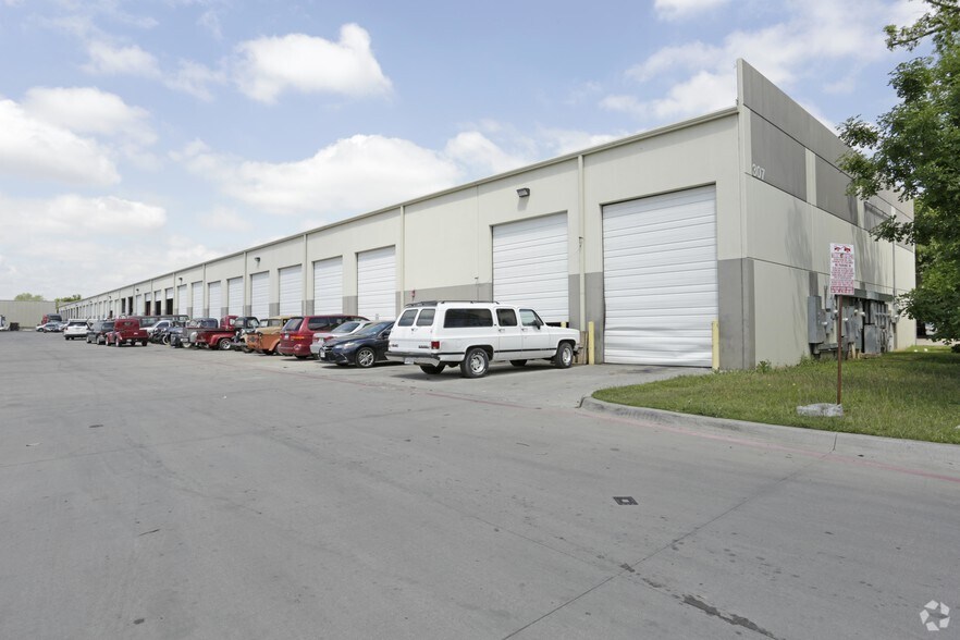 More Photos Of 307 N Rogers Rd, Irving Warehouse For Lease