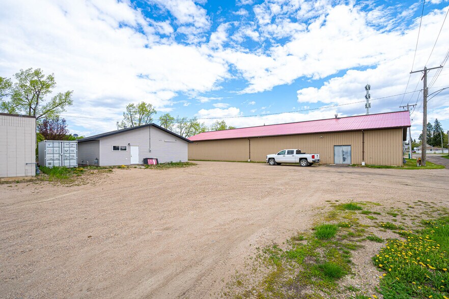 More Photos Of 23 Railway Av, Marwayne Storefront For Sale