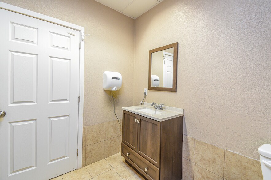 More Photos Of 315 Industrial Park Blvd, Willis Light Manufacturing For Sale