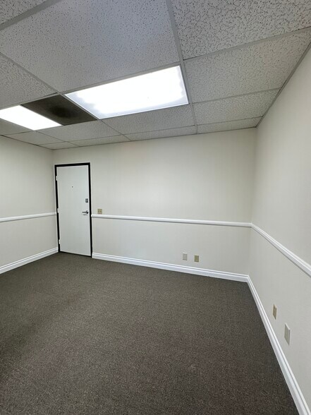 More Photos Of 2340 Plaza Del Amo, Torrance Office For Lease