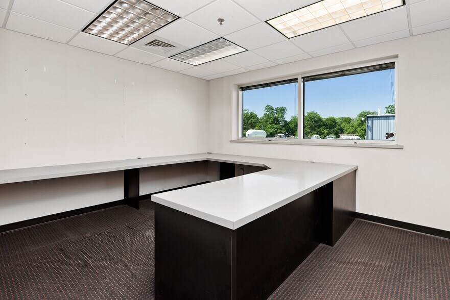 More Photos Of 1514 Commerce Ave, Carlisle Light Distribution For Lease