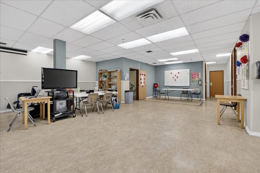 More Photos Of 11831 123 St NW, Edmonton Office For Sale