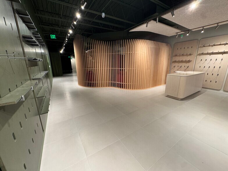 More Photos Of 9421 Mission Rd, Leawood General Retail For Lease