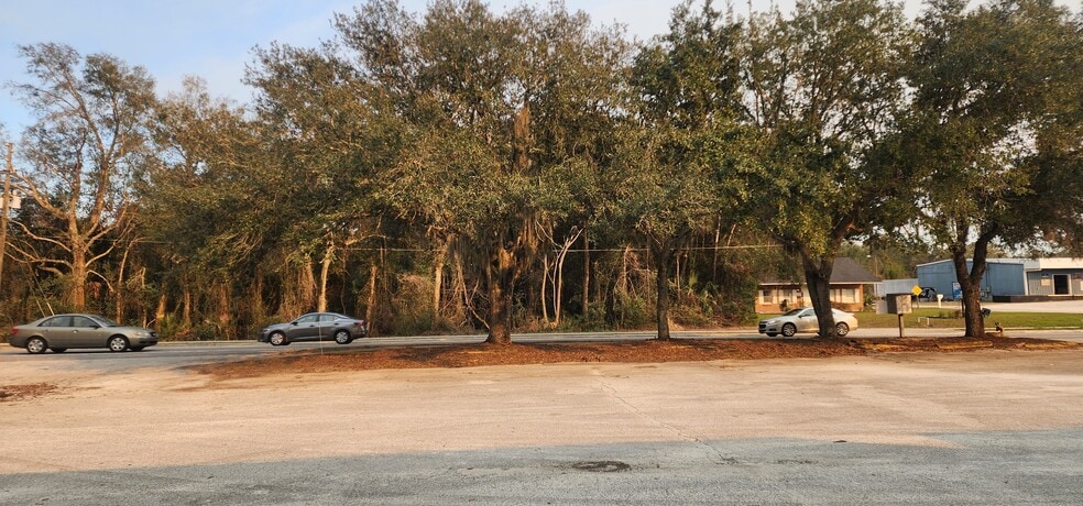 More Photos Of 284 S Center St, Pierson Auto Repair For Lease