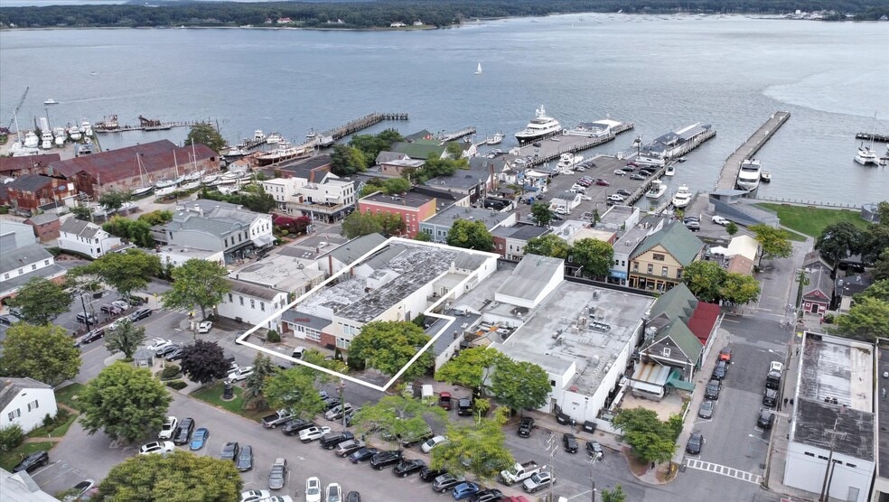 More Photos Of 14 Front St, Greenport Freestanding For Lease