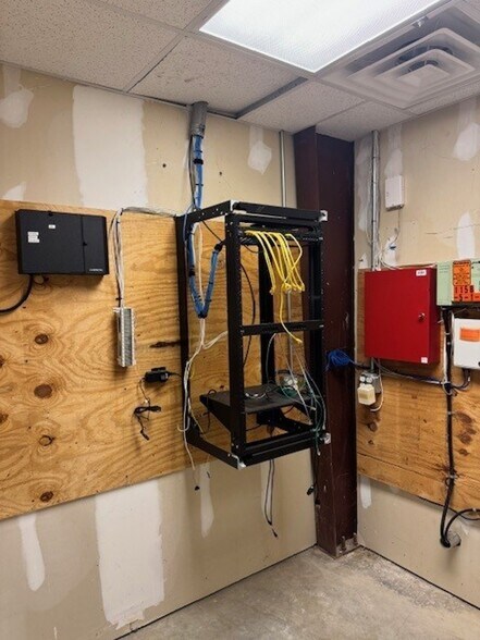 More Photos Of 404 Chicago Dr, Fayetteville Flex For Lease