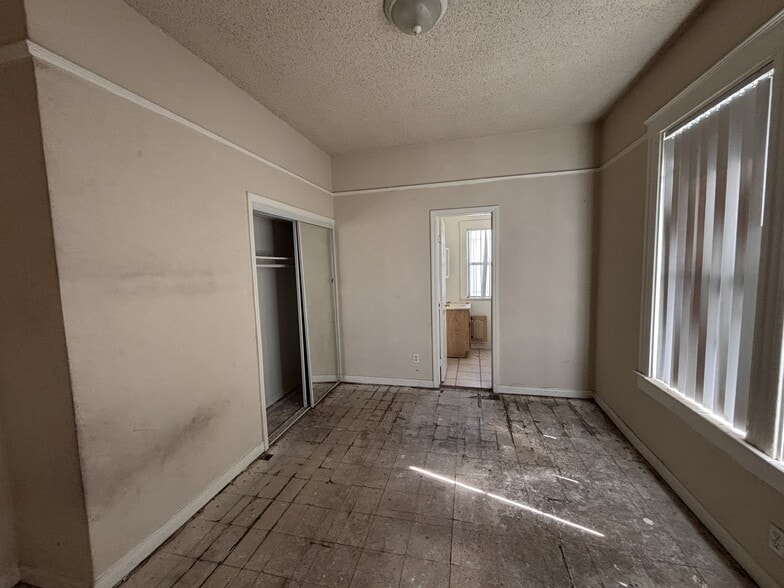 More Photos Of 933 E 28th St, Los Angeles Multifamily For Sale