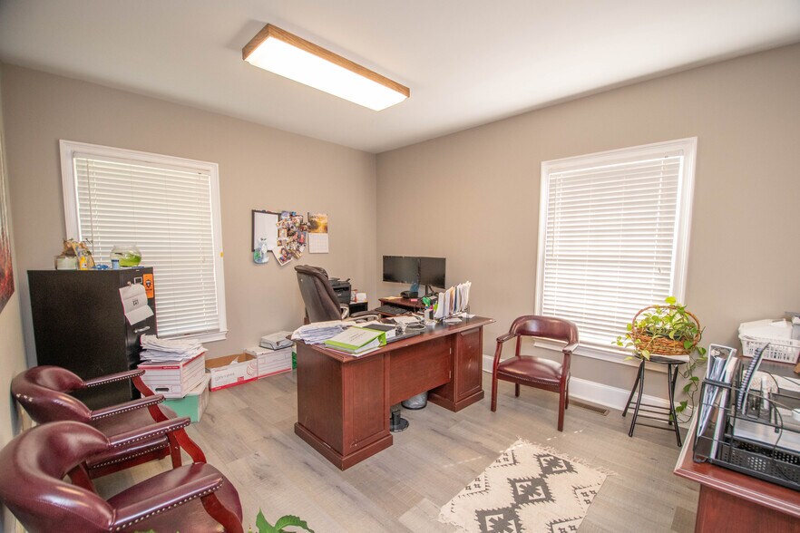 More Photos Of 385 Hawthorne Ln, Athens Medical For Lease