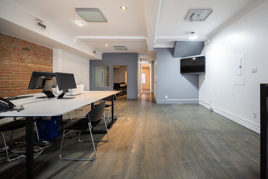 More Photos Of 1583 Rue Saint-Hubert, Montréal Medical For Sale