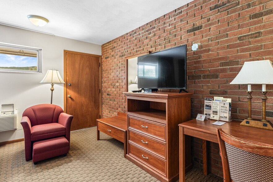 More Photos Of 310 S McCune St, Pilot Knob Hotel For Sale