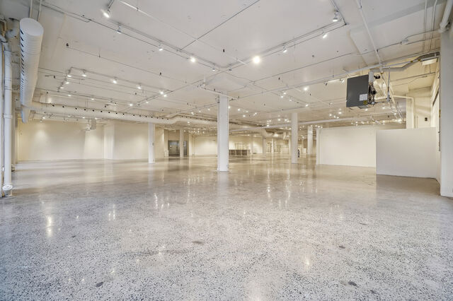 More Photos Of 4360 Ch de la Côte-de-Liesse, Mt Royal Showroom For Sale