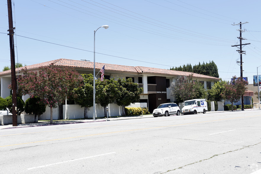 Primary Photo Of 23111 Ventura Blvd, Woodland Hills Medical For Lease