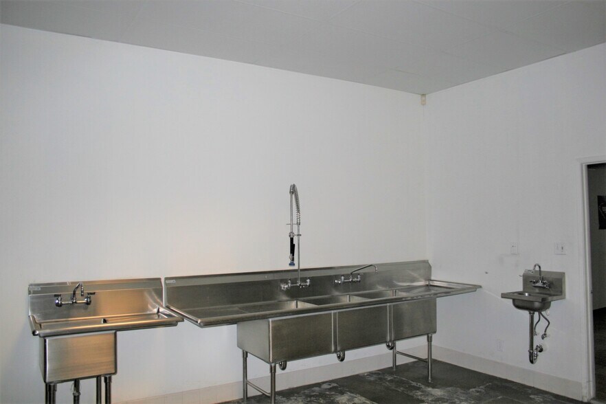 More Photos Of 12970 Branford St, Arleta Warehouse For Lease