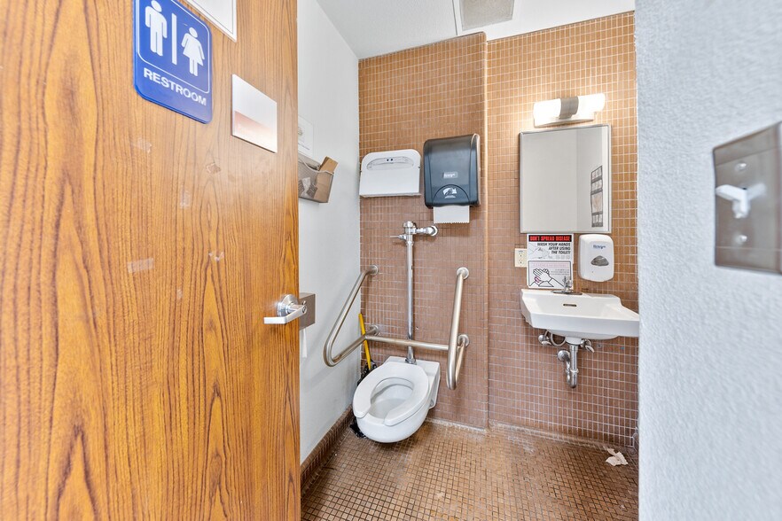 More Photos Of 715 NW Dimmick St, Grants Pass Office For Sale