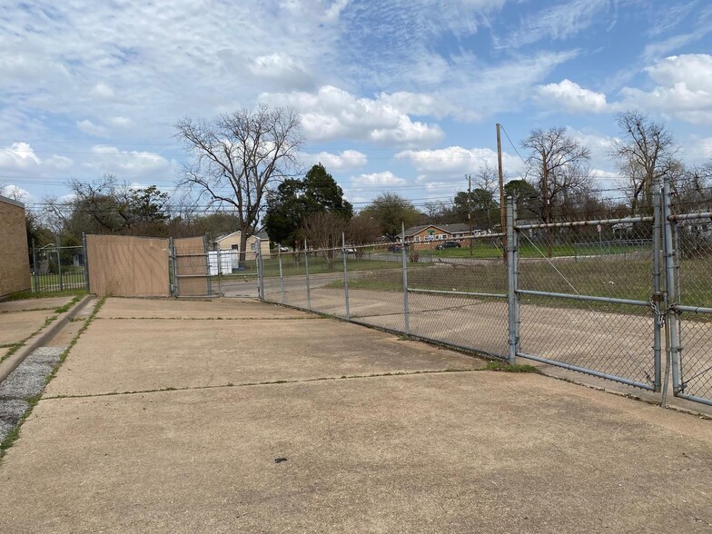 More Photos Of 4114 Frank St, Dallas Light Distribution For Sale