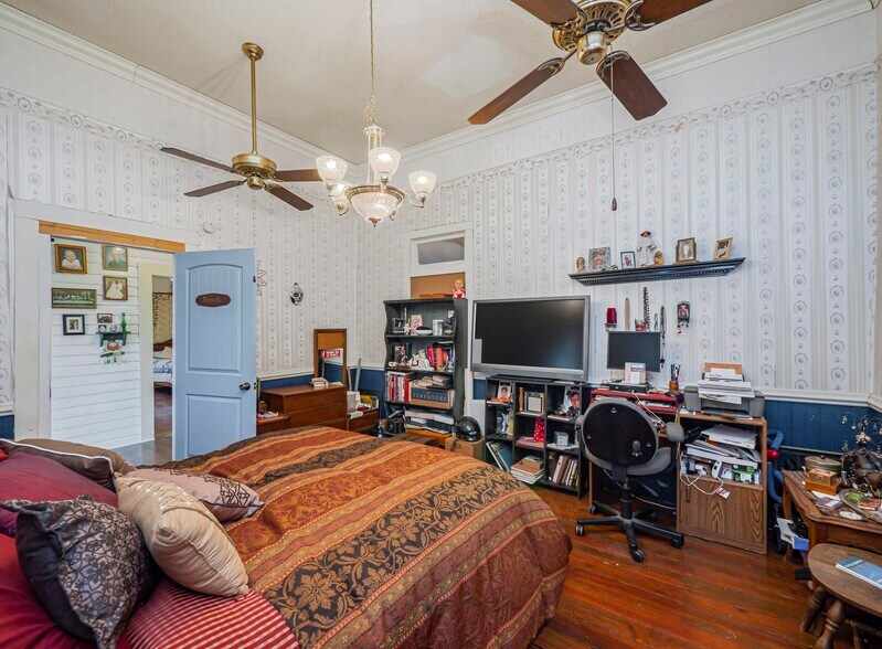 More Photos Of 1307 Wright St, Llano Freestanding For Sale