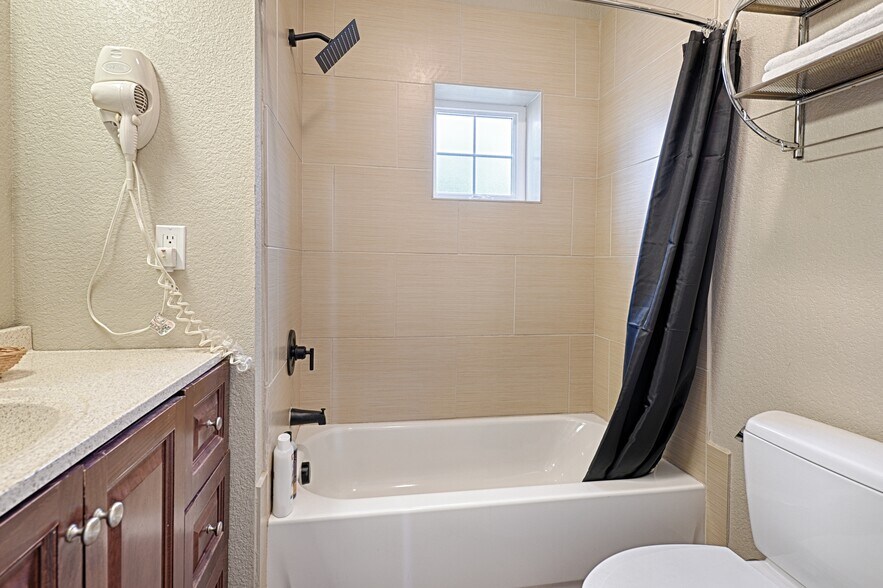 More Photos Of 110 S Main, Dilley Hotel For Sale