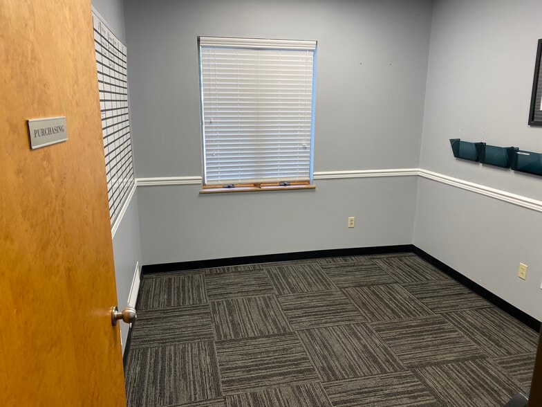 More Photos Of 6 Wesley Ct, Middletown Office For Lease