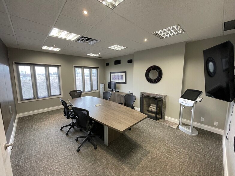 More Photos Of 28-34 Village Centre Pl, Mississauga Office For Lease