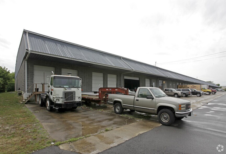 More Photos Of 1044-1052 Avondale Rd, Hendersonville Warehouse For Lease